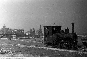 Dresden, u.a. Biergarten an der Augustusbrücke - Elbufer - Dr.-Rudolf-Friedrichs-Brücke (Carolabrücke), Vorbereitungen zum Neubau - Trümmerbahn - Neustädter Markt - Semperoper, April 1952