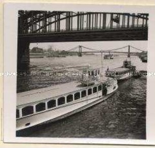 Köln, Rhein mit Hohenzollern- und Hängebrücke