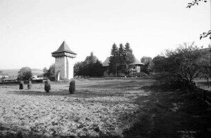 Humor: Kloster, Außenansicht mit Turm, von der Wiese
