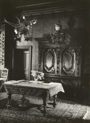 Diesbar-Seußlitz. Schloss. Innenraum mit Jagdtrophäe