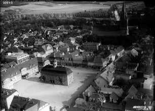 Neubrandenburg, Marktplatz mit Rathaus und Palais
