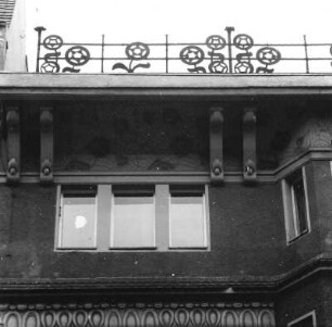 Cottbus-Mitte, Wernerstraße 9. Wohnhaus mit Laden (um 1908). Fenster (Dachgeschoß)