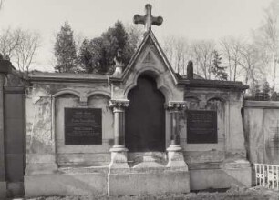 Netzschkau, Wandgrabmal : Netzschkau. Friedhof. Wandgrabmal der Familie Popp (1890, Sandstein, Gabbro)