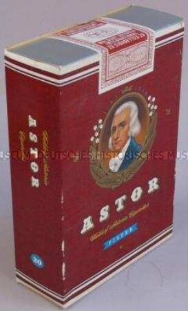 Werbeschachtel in Form einer übergroßen Zigarettenschachtel für "Astor"-Zigaretten