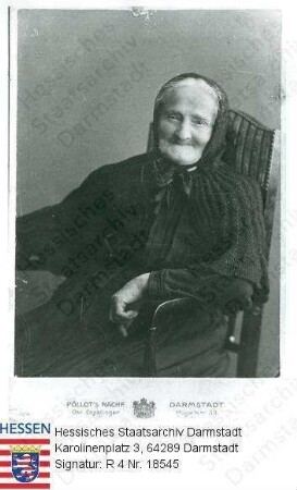 Heidenreich, Friederike geb. Müller gesch. Merkel (1812-1906) / Porträt mit Kopftuch, in Stuhl sitzend, Kniestück