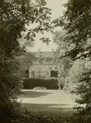 Dahlen, Schlosspark, Durchblick zur Ostfassade des Schlosses