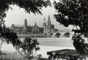 Dresden, Blick vom Neustädter Elbufer auf die Altstadt mit Ständehaus, Schloss und Hofkirche