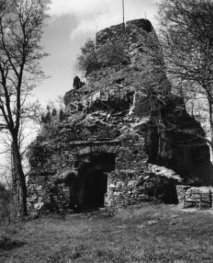 Veldenz. Burg (1107). Oberes Torhaus der Burgruine