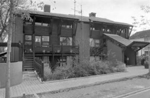 Wettbewerb im neu geschaffenen Architekturpreis um die Weinbrenner-Plakette. Auszeichnung an Friedrich Waltz und Joachim Schulz für das Doppelhaus Bruchweg 30 - 32 in Knielingen