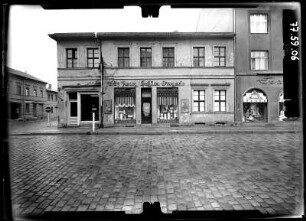 Bernau, Berliner Straße 27. Wohnhaus mit Läden (Hussiten-Drogerie). Straßenfront