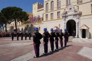 Monte Carlo - Wachaufzug am Schloss : Wachaufzug täglich 11:55 Uhr vor dem Fürsten-Schloss in Monaco. 2006