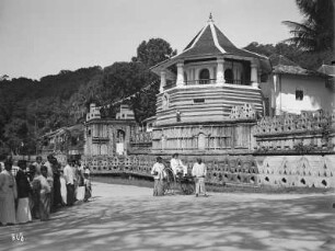 Kandy (Sri Lanka). Einheimische am buddhistischen Tempel Dalada Maligawa (Zahntempel). Ansicht mit Einheimischen und Rikscha