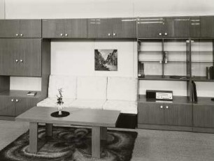 Couchtisch : Wohnzimmermöbel (1974; VEB Möbelkombinat Wi-We-Na). Anbauwand mit integriertem Dreisitzer und Couchtisch