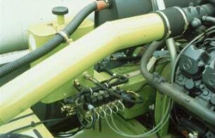 Fotografie: Mähdrescher selbstfahrend, Antriebs- und Anbausystem, Dieselmotor
