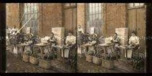 Arbeiter beim Etikettieren, Anbringen des Drahtkorbs und Verpacken der fertigen Flaschen, Champagnerfabrik Mercier, Epernay