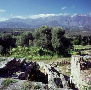 Agia Triada. Minoischer Palast : Kreta, Agia Triada. Minoischer Palast. Westtrakt gegen das Ida-Gebirge