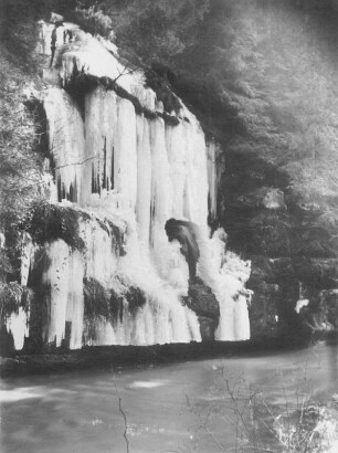 Sächsische Schweiz, Polenztal. Blick über die Polenz zu einem gefrorenen Wasserfall (an der Gautschgrotte ?)