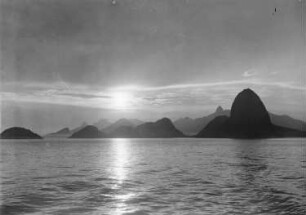 Fernando de Noronha. Blick von einem Passagierschiff auf die Inselgruppe