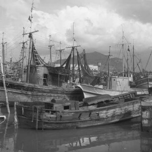 Palermo, La Cala. Blick über den ältesten Teil des Hafens mit Fischerbooten zum Monte Pellegrino
