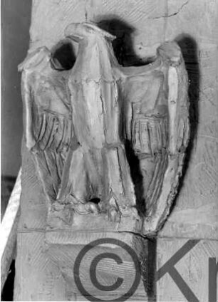 Adler, stehend mit ausgebreiteten Schwingen: Tonmodell: Vorderansicht;