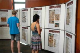 Präsentation der Ausstellungstafeln der Ausstellung "Weltuntergang 2012?" im Foyer