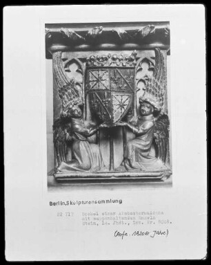 Maria mit dem Kinde — Sockel einer Alabastermadonna