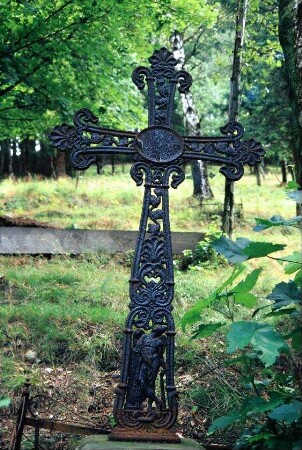 Grabkreuz aus Eisen auf dem Alten Friedhof