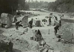 Elbsandsteingebirge, Steinbruch. Bossierer und Ausschläger bei der Arbeit. Werksaufnahme. Mühlleithe, Lohmen
