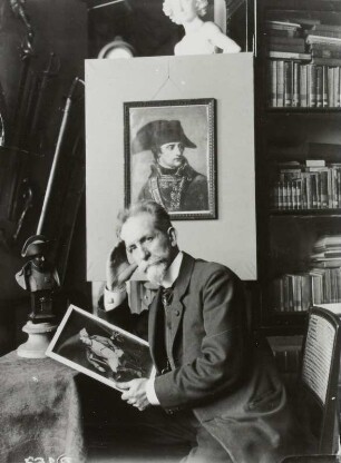 Der Maler E. A. Donadini als Verehrer Napoleons, wohl in seinem Atelier in Zitzschewig, Rietzschkegrund 21
