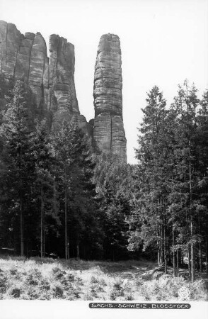 Sächsische Schweiz, Affensteine. Langes Horn. Kreuzturm und Bloßstock. Blick von der unteren Affensteinpromenade nach Westen