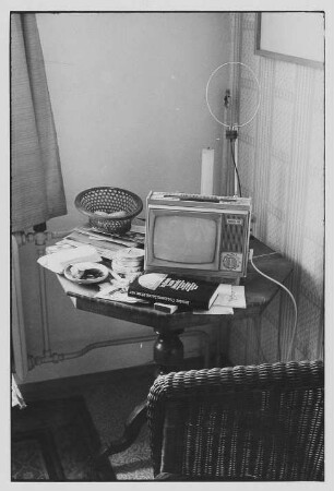 Tisch in der Wohnung des Schriftstellers Richard Pietraß mit tragbarem Fernsehgerät