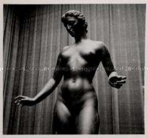 Paris, Bildhauer Professor Arno Breker, Figur "Iris" (Detail)