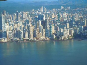 Panama-City aus der Luft : Aufgenommen währen des Landeanfluges einer kleinen Propellermaschine über Panama-City am 14. Septenber 2011
