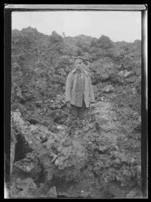 Leutnant Hans in dem 2 Meter tiefen Loch einer Flügelmine