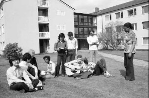 Freiburg: Gruppe internationaler Studenten im Hof der Thomas Morus Burse