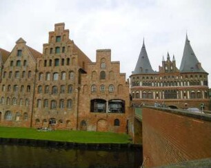 Lübeck: Salzspeicher und Holstentor
