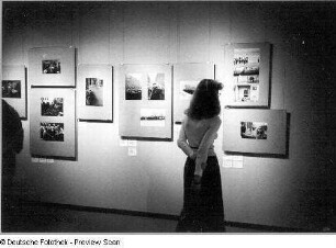Dresden-Altstadt. Albertinum. IX. Kunstausstellung der DDR, 02.10.1982-02.04.1983. Raumaufnahme mit Ausstellungsbesuchern