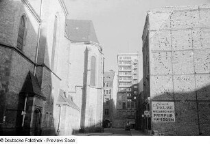 Teilansicht der Nikolaikirche und des Nikolaikirchhofs