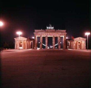 Ost-Berlin, Blick durch das Brandenburger Tor : Ost-Berlin. Blick auf das Brandenburger Tor vom Pariser Platz gegen West-Berlin