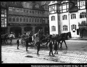 Rückkehr des Feld-Artillerie-Regiments Nr. 46 und Einzug der Regierungstruppen in Wolfenbüttel Enthält: Soldaten auf mit Pferden bespannten Wagen in der Langen Herzogstr., zuschauende Kinder