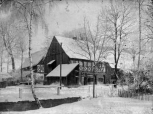 Wahner-Schuster-Heinrich-Haus : altes Umgebindehaus, 1904 im EG umgebaut; dahinter Hiemann-Gut