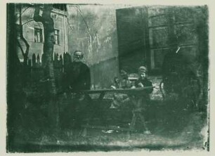 Ernestine Louise und Johann Traugott Zille mit ihrem Enkel Walter sowie Heinrich Zille in ihrem Garten in Rummelsburg