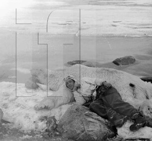 Duvefjord : Helmut Reyer mit erlegtem Eisbär