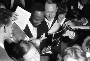 Donaueschingen: Donaueschinger Musiktage; Stadthalle; Modern Jazz Quartet; Percy Heath zwischen Autogrammjägern
