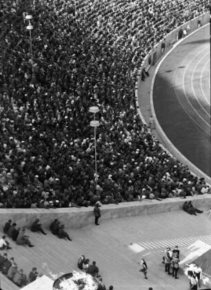 Berlin: Reichssportfeld; Olympisches Feuer (vom Turm)
