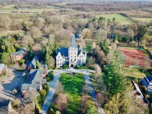 Tremsbüttel: Luftbild des Schloßhotels (Herrenhaus): Frontseite mit Zufahrt, dahinter Park