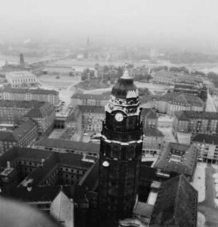 Blick über den Rathausturm zum Neumarkt mit der Ruine der Frauenkirche