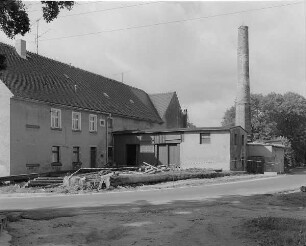 Großröhrsdorf, ehemaliges Sägewerk (Kistenfabrik). Straßenansicht mit Schornstein