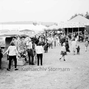 Schützenfest: Veranstalter Schützenverein Reinfeld und Umgebung von 1954 e.V.: Festplatz an der Ahrensböker Straße: Karussells, Jahrmarktstände, Besucher: hinten Festzelt, 12. September 1965