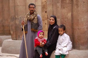 Luxor - Ägyptische Familie : Ägyptische Familie mit Kindern im Luxor-Tempel, aufgenommen 2006